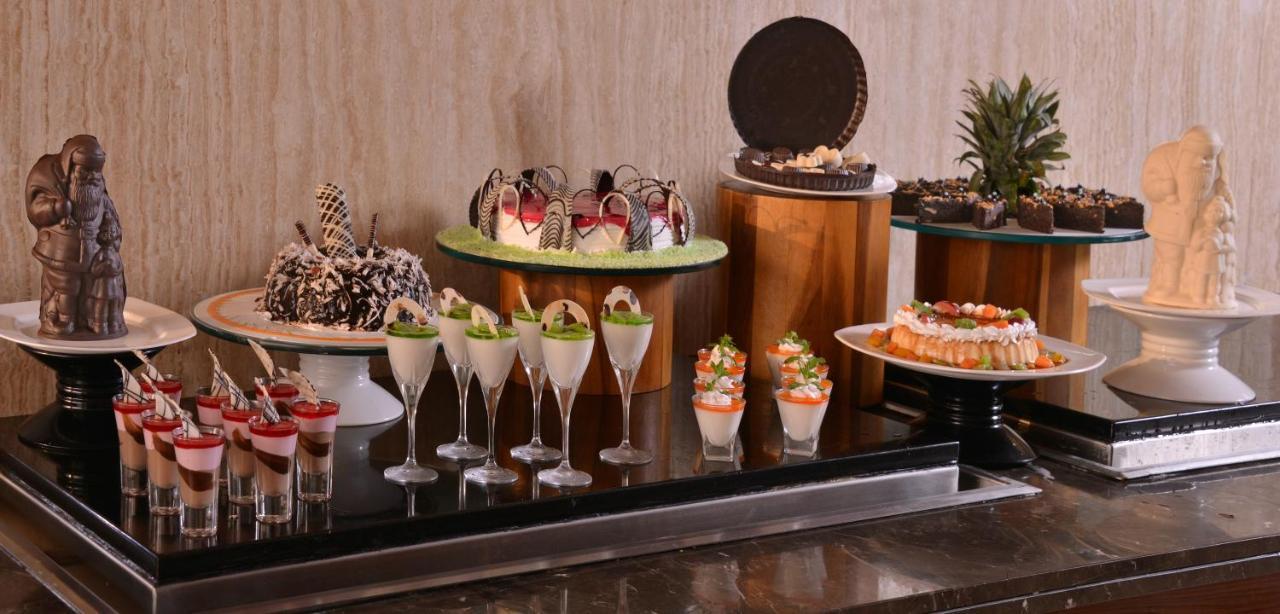 Holiday Inn Chandigarh Panchkula, An Ihg Hotel Kültér fotó A dessert buffet