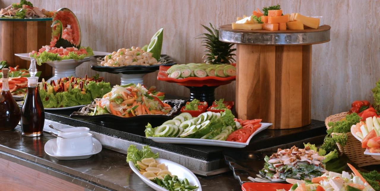 Holiday Inn Chandigarh Panchkula, An Ihg Hotel Kültér fotó A salad bar