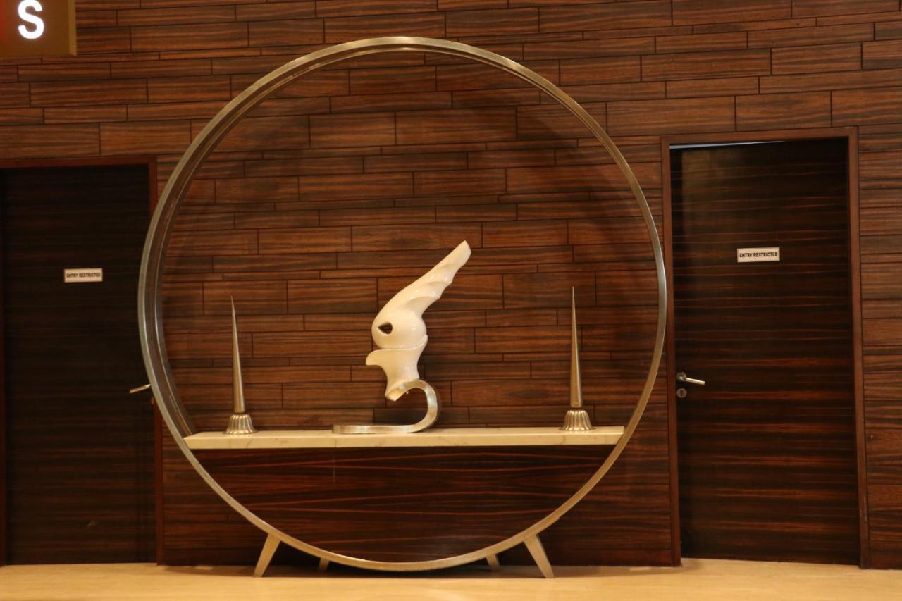 Holiday Inn Chandigarh Panchkula, An Ihg Hotel Kültér fotó The sculpture of the hotel's logo