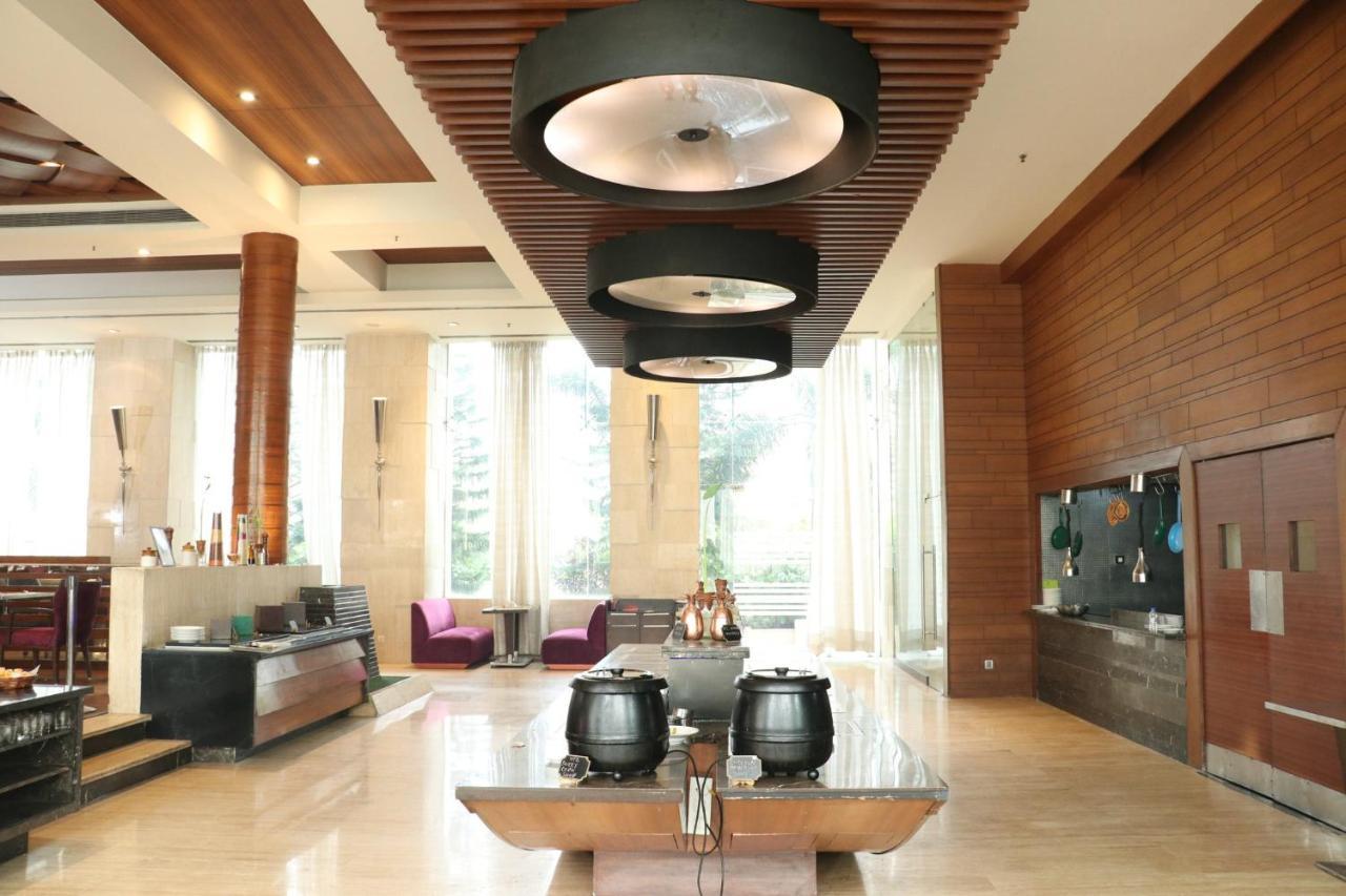 Holiday Inn Chandigarh Panchkula, An Ihg Hotel Kültér fotó The interior of the hotel