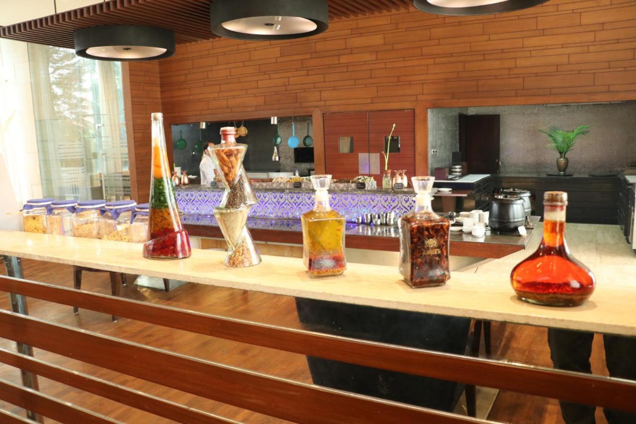 Holiday Inn Chandigarh Panchkula, An Ihg Hotel Kültér fotó A selection of liqueurs