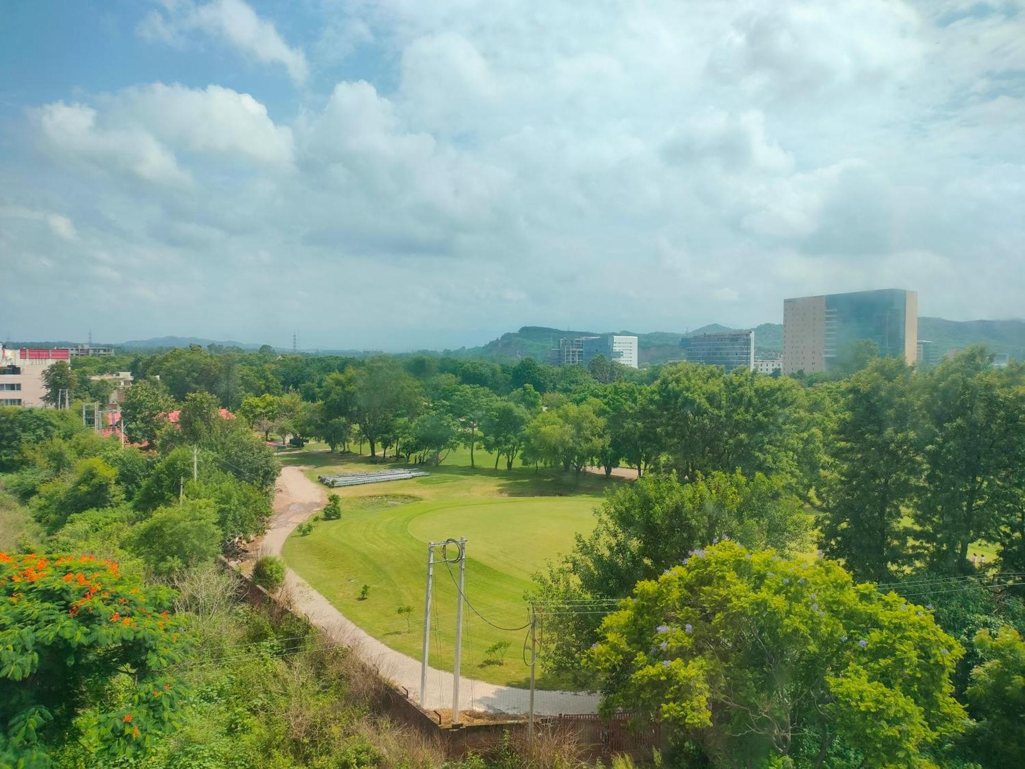 Holiday Inn Chandigarh Panchkula, An Ihg Hotel Kültér fotó View of the campus