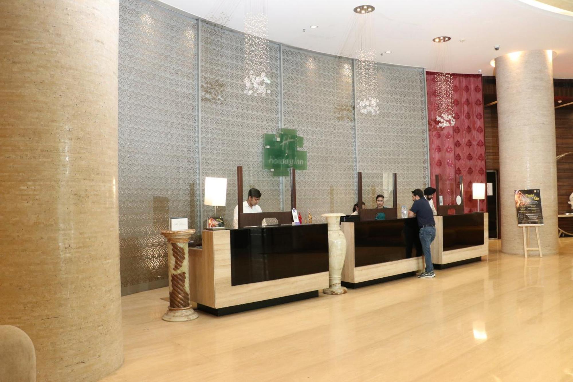 Holiday Inn Chandigarh Panchkula, An Ihg Hotel Kültér fotó The lobby of the hotel