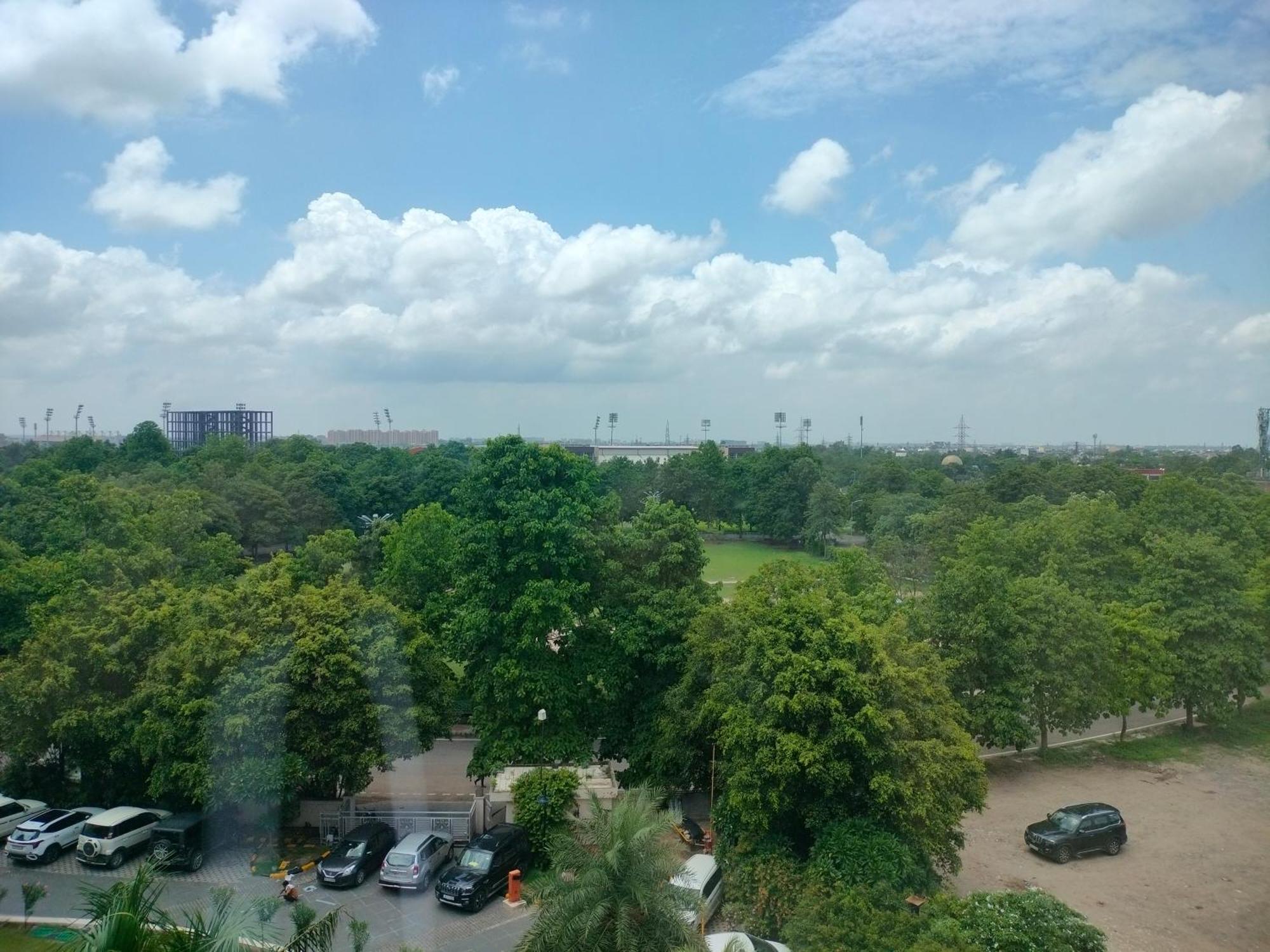 Holiday Inn Chandigarh Panchkula, An Ihg Hotel Kültér fotó View of the park from the hotel