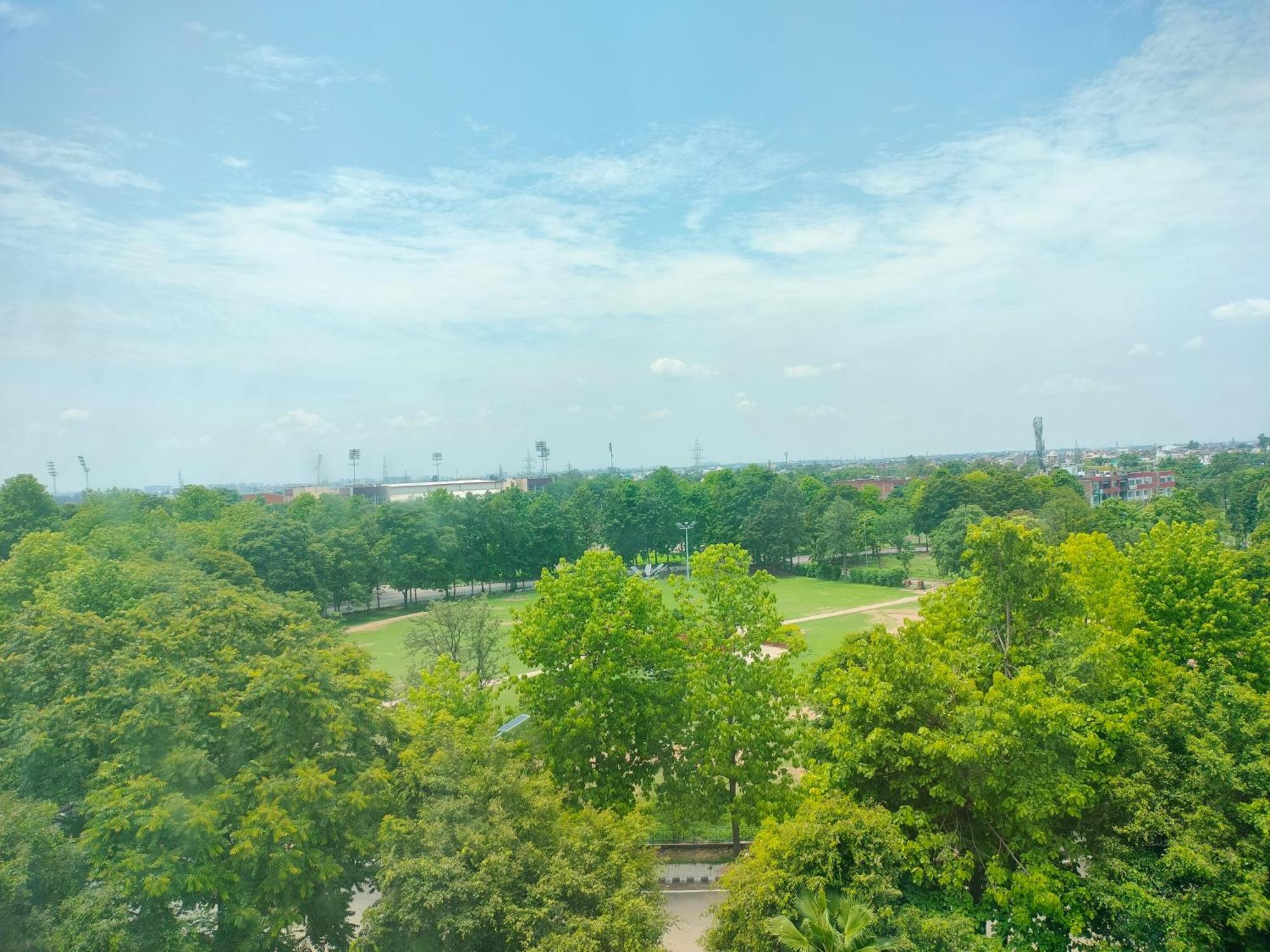 Holiday Inn Chandigarh Panchkula, An Ihg Hotel Kültér fotó View of the park from the observation tower