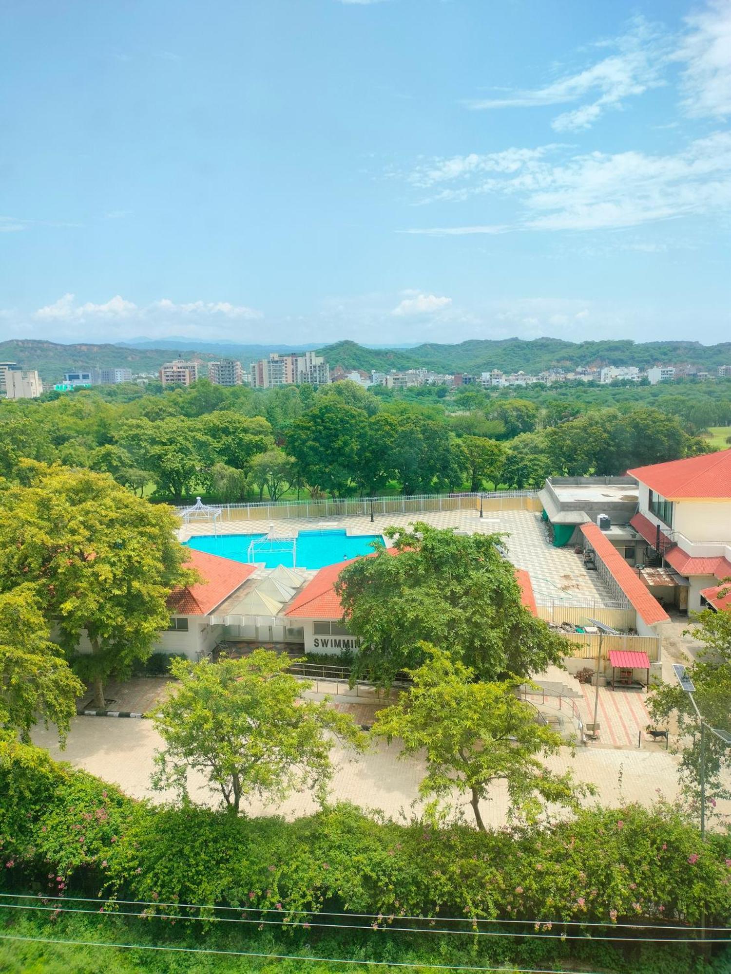 Holiday Inn Chandigarh Panchkula, An Ihg Hotel Kültér fotó Swimming pool