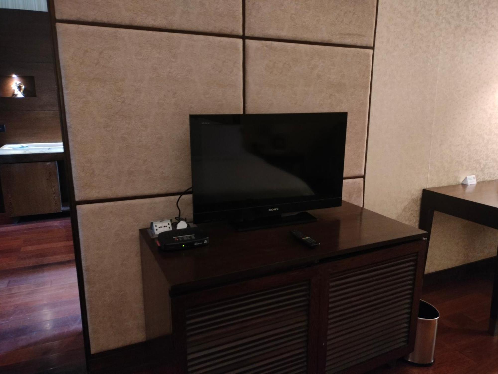 Holiday Inn Chandigarh Panchkula, An Ihg Hotel Kültér fotó A television in a hotel room