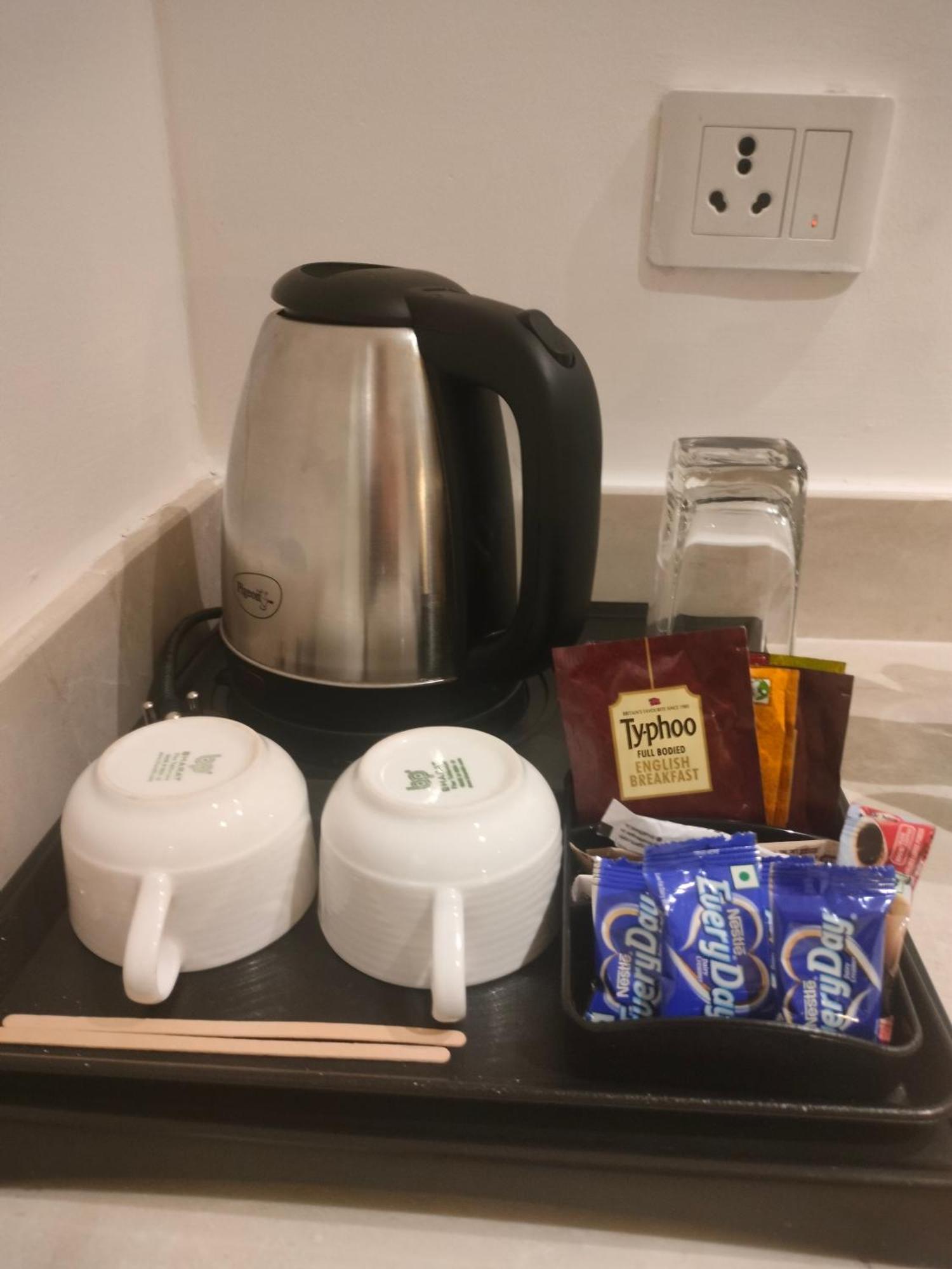 Holiday Inn Chandigarh Panchkula, An Ihg Hotel Kültér fotó A kettle with tea bags and cups