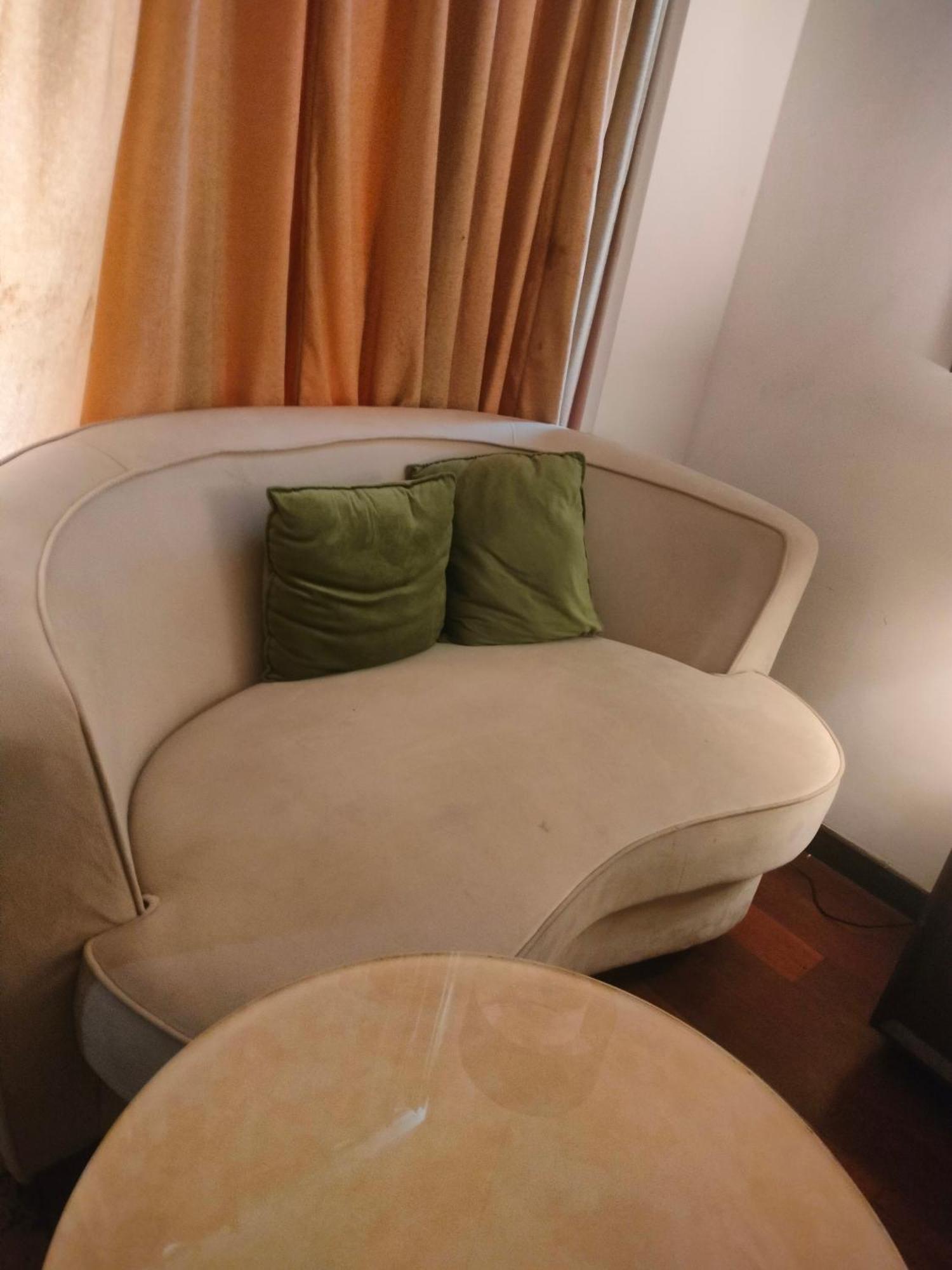 Holiday Inn Chandigarh Panchkula, An Ihg Hotel Kültér fotó A sofa in a hotel room