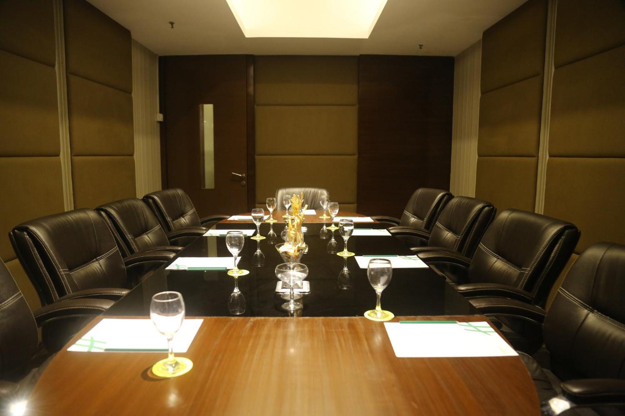 Holiday Inn Chandigarh Panchkula, An Ihg Hotel Kültér fotó A boardroom